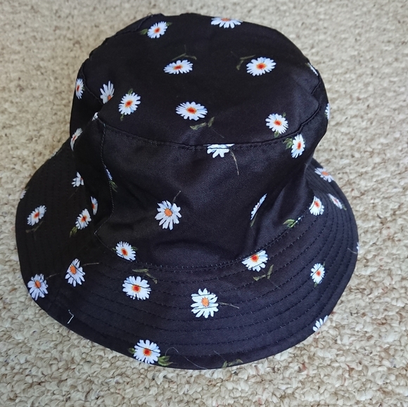 Alice + Olivia x FabFitFun Reversible Bucket Hat Black & White Daisy Print - Picture 6 of 11